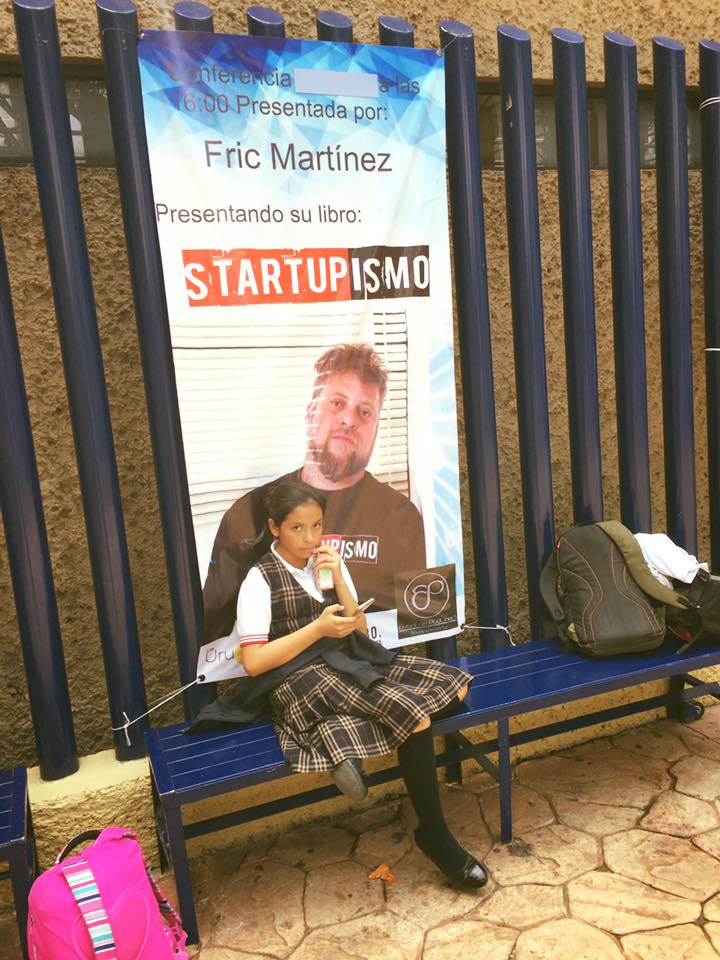 Póster institucional de Startupismo: evidencia de evidencia física de Carlos Matiella / Fric Martínez en Expo ENNI, 2017.